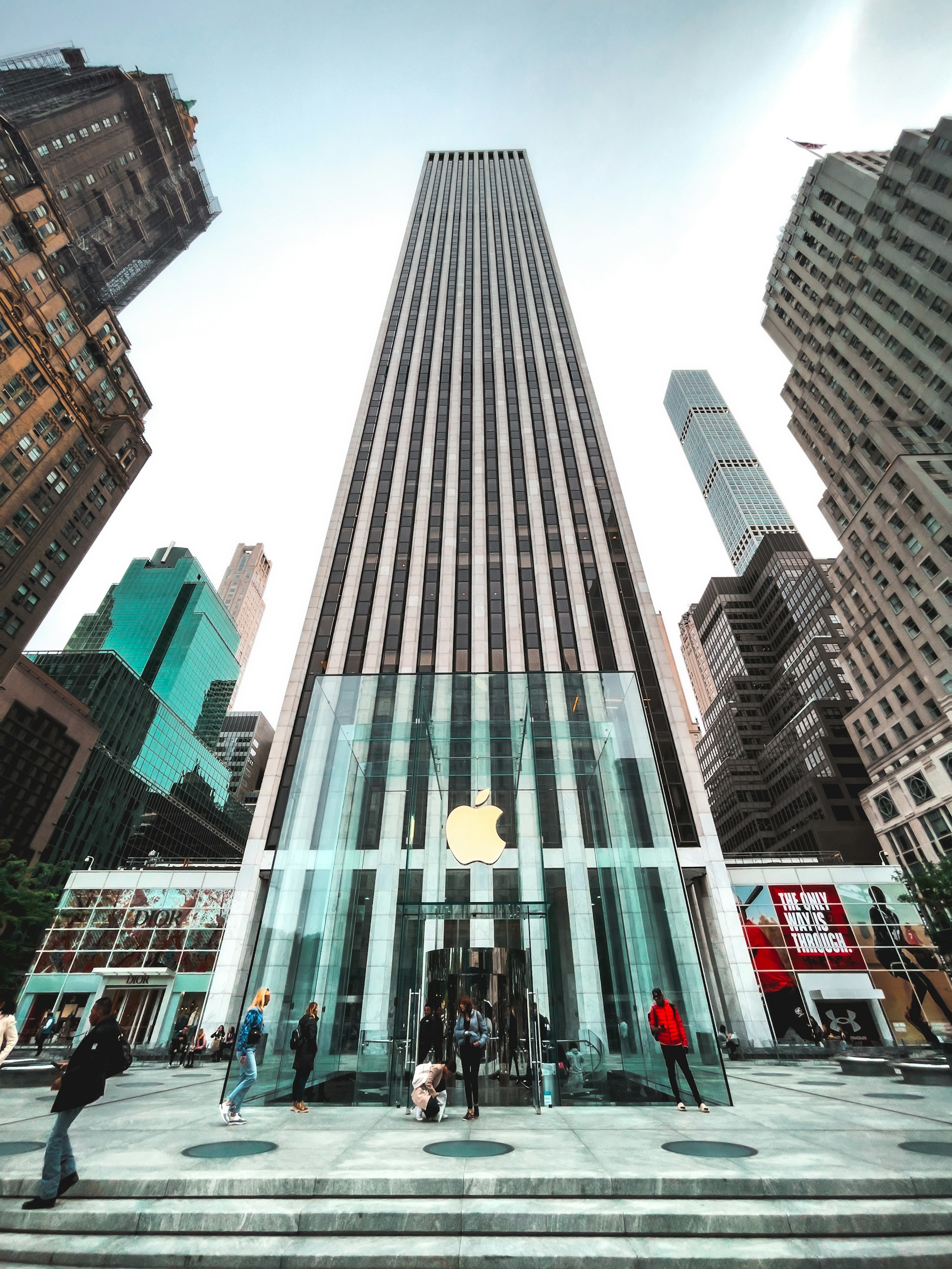 Shopping i New York: En guide til byens beste butikker og handlegater Apple-butikken i Fifth Avenue i New York