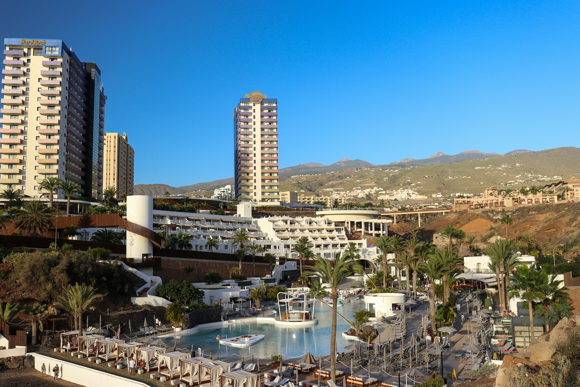 Bassengområdet i et turistområde i Costa Adeje på Tenerife