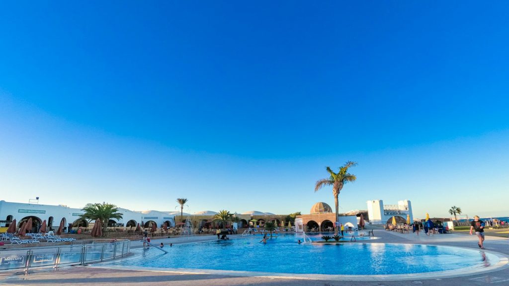 Bassengområdet på et restort i Hurghada i Egypt