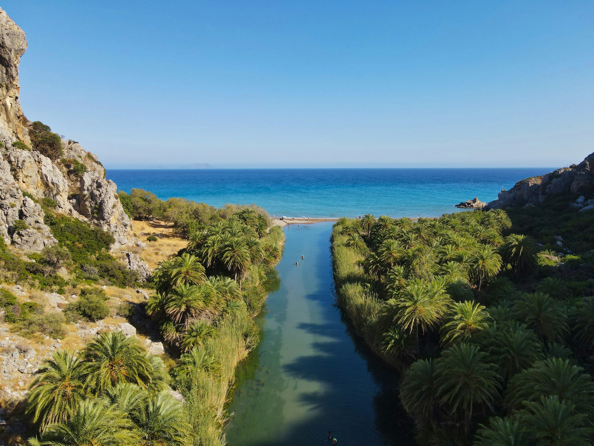 Den frodige Preveli-elva som renner ut i havet ved Preveli-strand