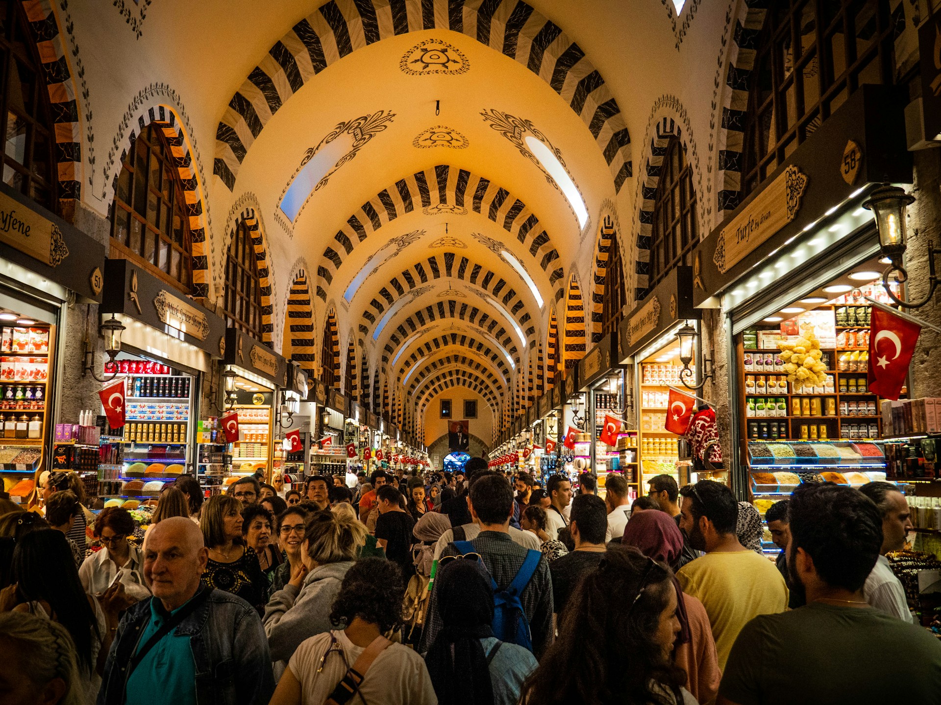 Det er folksomt på Grand Bazaar i Istanbul