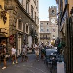 En smal gate i Cortona i Italia