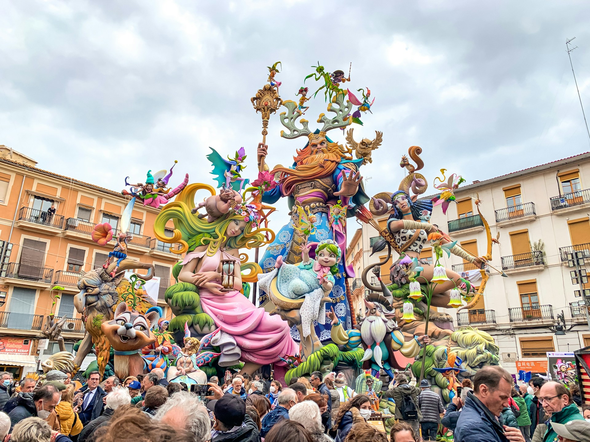 Folk samlet rundt en statue under Las Fallas-festivalen i Valencia