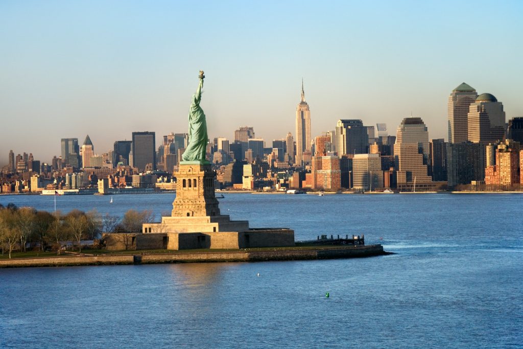 Frihetsgudinnen med utsikt mot New York