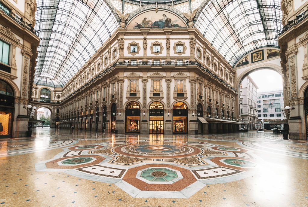Juleshopping i Milano: varme lys, store poser og den lille magien i mellom