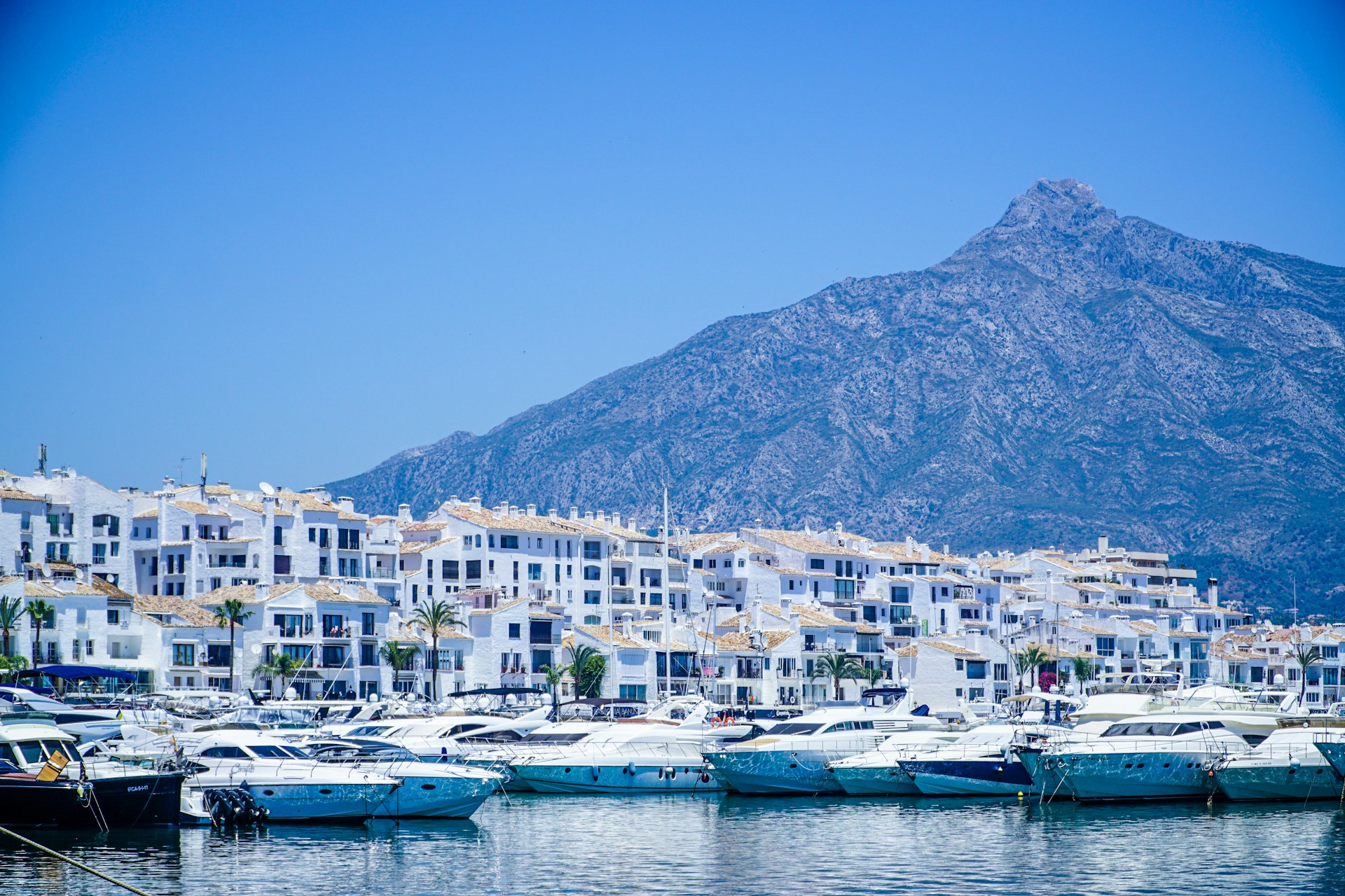 Havna i Marbella er ofte full av dyre båter