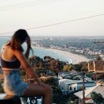 Kvinne som ser ut over Adelaide i Australia