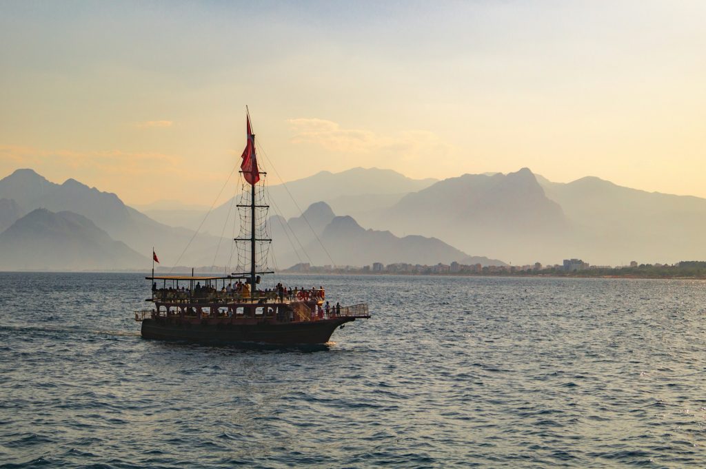 Piratskip i sjøen utenfor Antalya