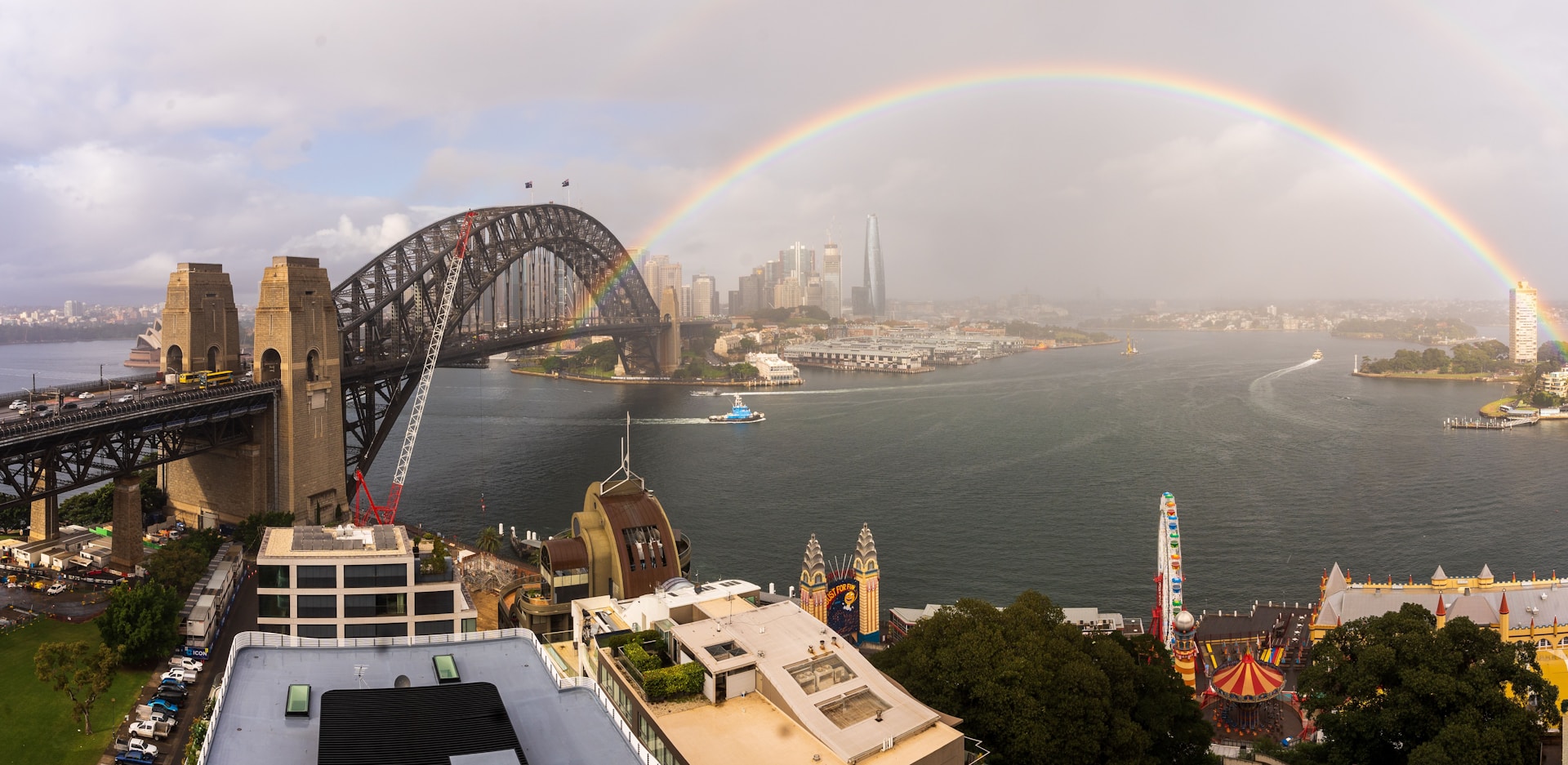 Regnbuen foran Sydney Harbour Bridge