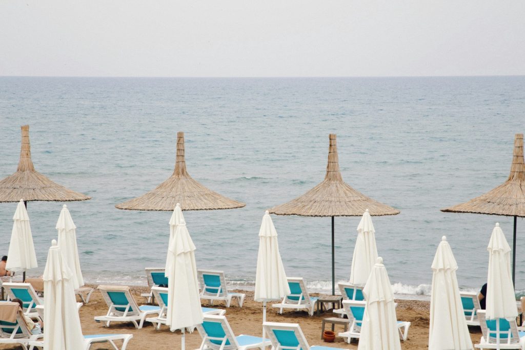 Solsenger på stranda i Side