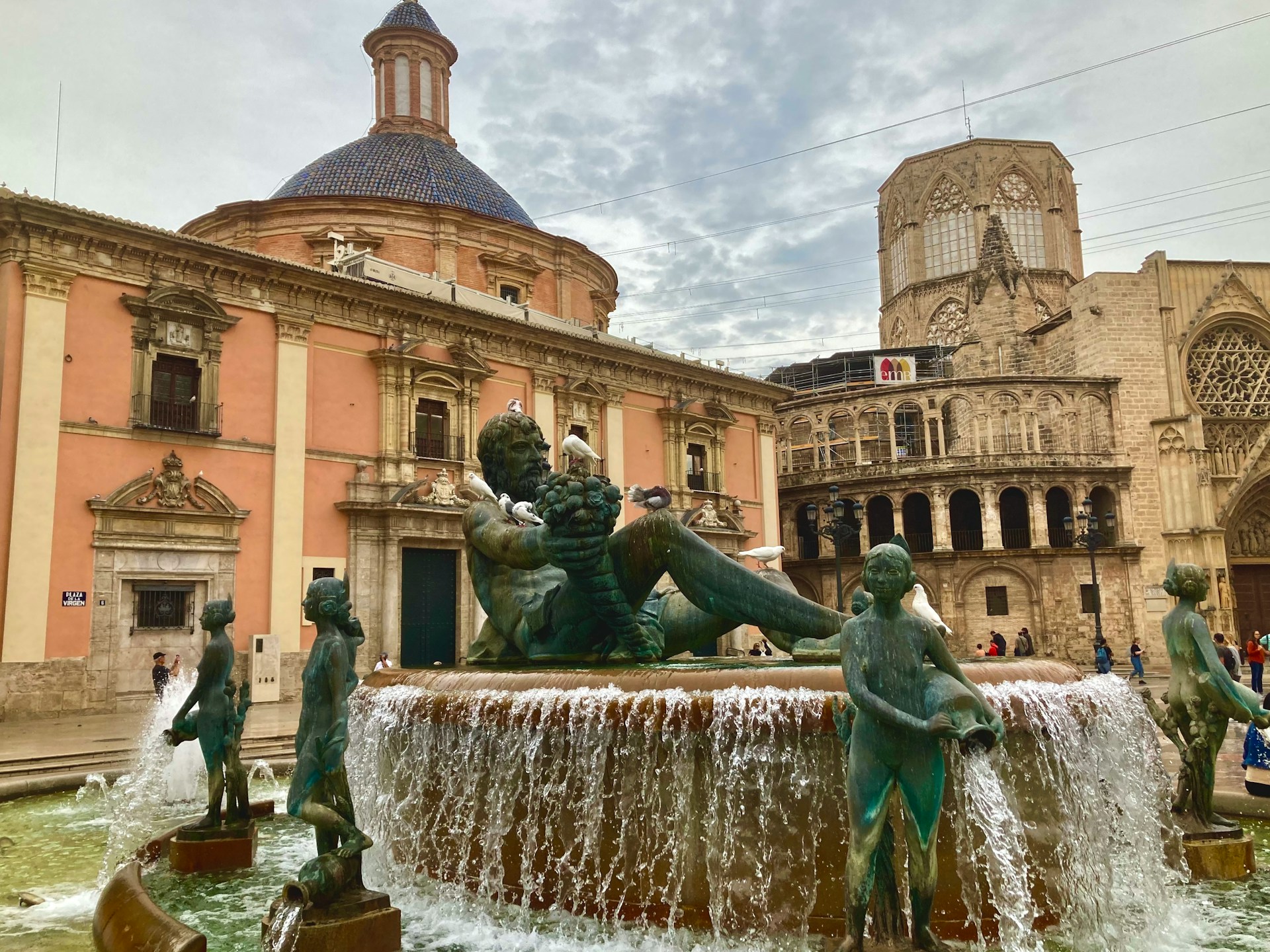 Turia-fontenen på Plaza de la Virgen i Valencia