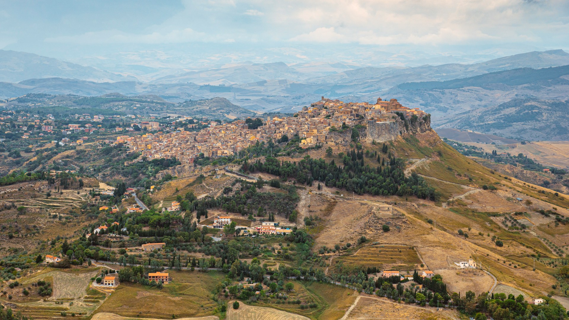 Reiseguide til Calascibetta på Sicilia Utsikt mot den nydelige byen Calascibetta