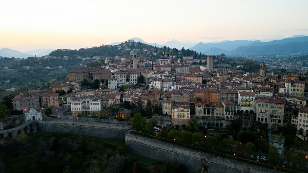 Komme seg fra Bergamo til Gardasjøen: slik reiser du enkelt til Sirmione, Desenzano, Peschiera og nordbredden