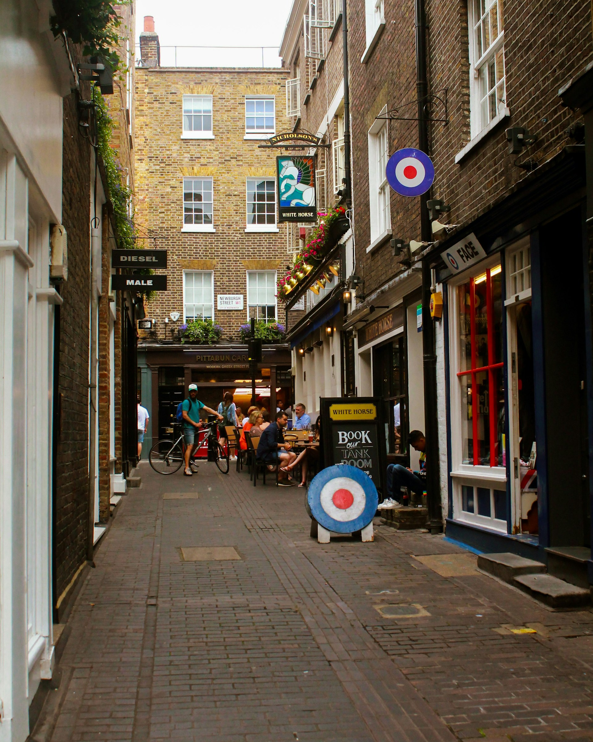 Guide: Pubkultur i London En smal gate med puber og kafeer i London