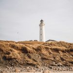 Fyrtårn ved stranda i Danmark