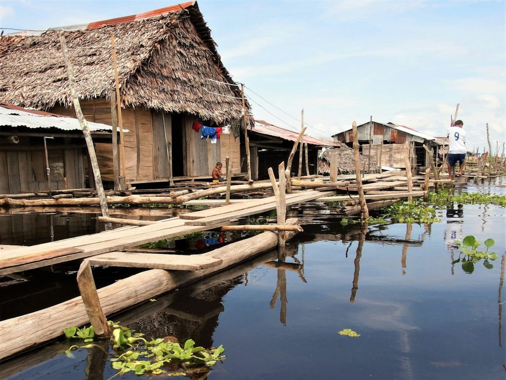Hus ved elva i Iquitos i Peru