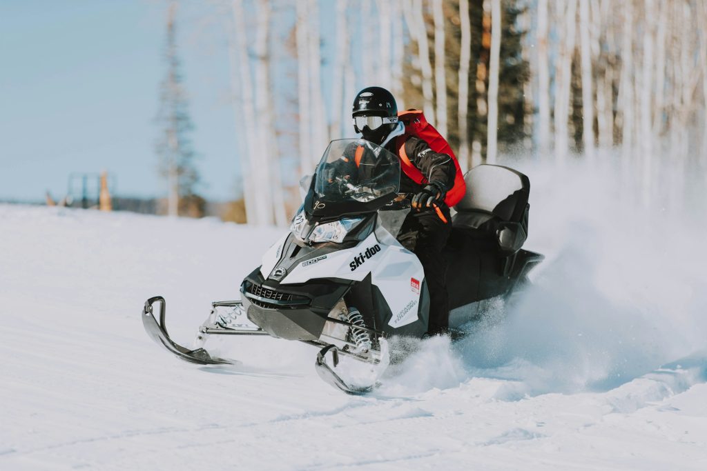 Snøscootertur i Lappland – et vintereventyr du aldri glemmer