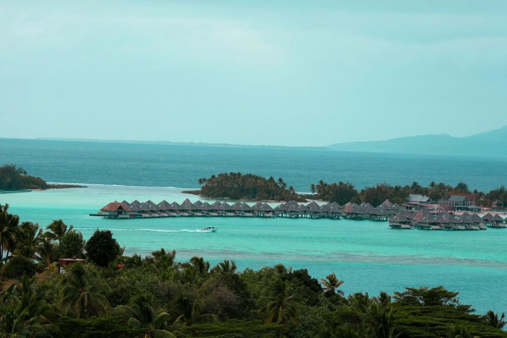 Bungalower på et resort i Tahiti i Fransk Polynesia