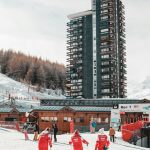 Foran et skihotell i Les Menuires i Frankrike