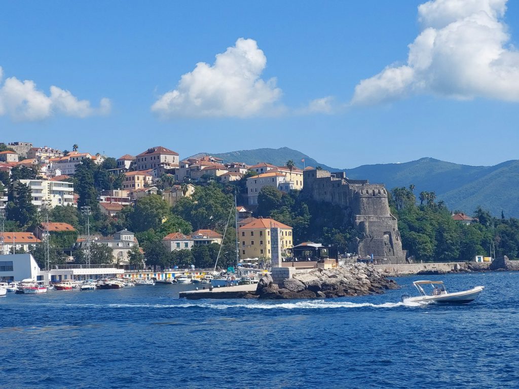 Reiseguide til Herceg Novi – porten til Kotorbukta