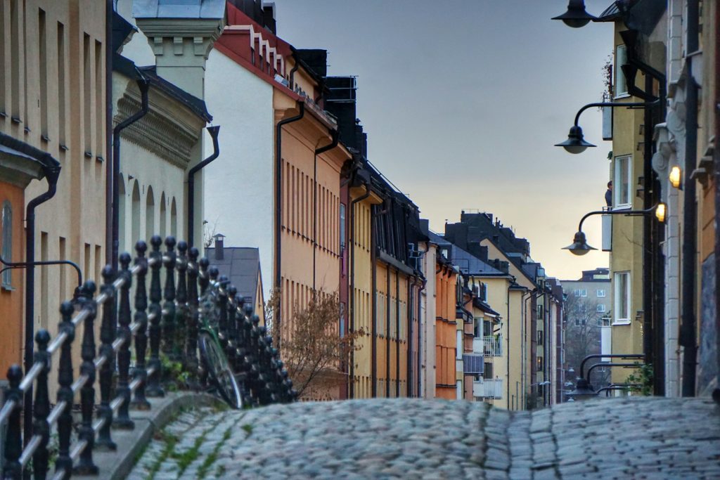 Aldersgrenser i Sverige: komplett guide for norske reisende