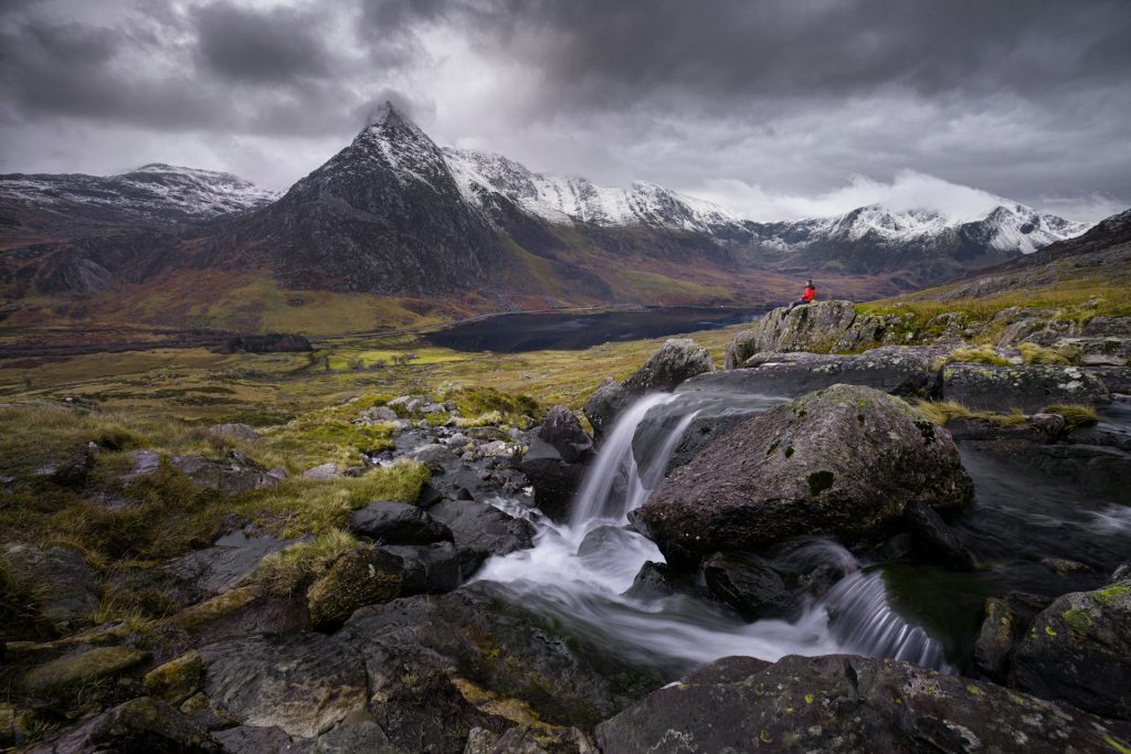 Ved innsjøen Llyn Ogwen i Snowdonia i Wales