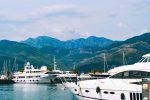 Yatcher i havna Porto Montenegro i Tivat