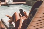 Bruke mobilen ved bassenget yyt